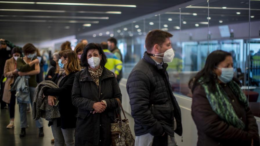 Españoles hacen fila para recibir la vacuna de AstraZeneca