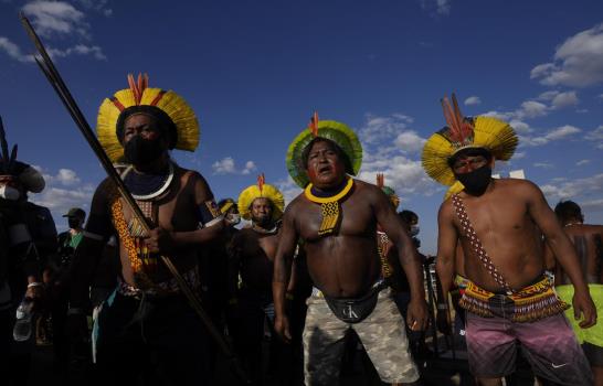 Indígenas marchan en Brasil antes de fallo del siglo