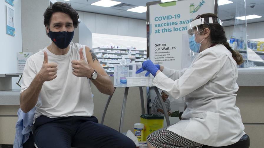 Justin Trudeau recibe vacuna de AstraZeneca