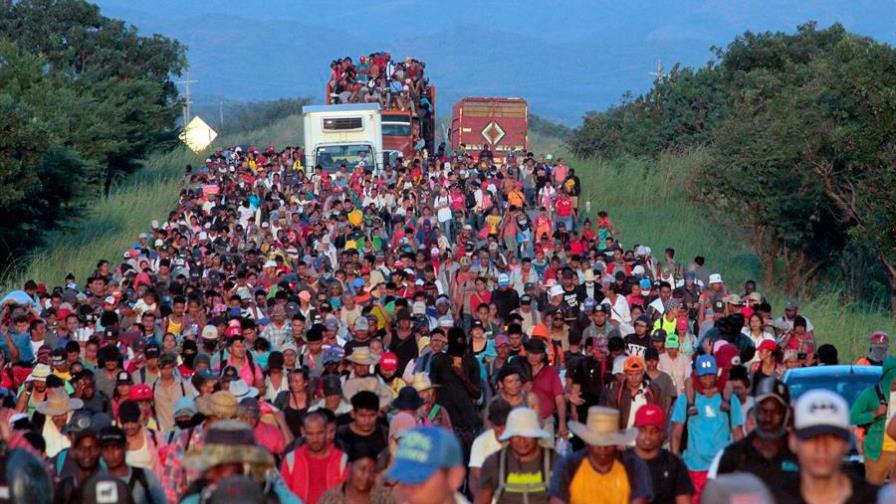 La caravana migrante avanza cansada por el estado mexicano de Oaxaca