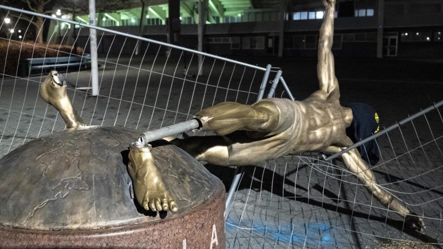 Estatua de Zlatan Ibrahimovic derribada en Malmo