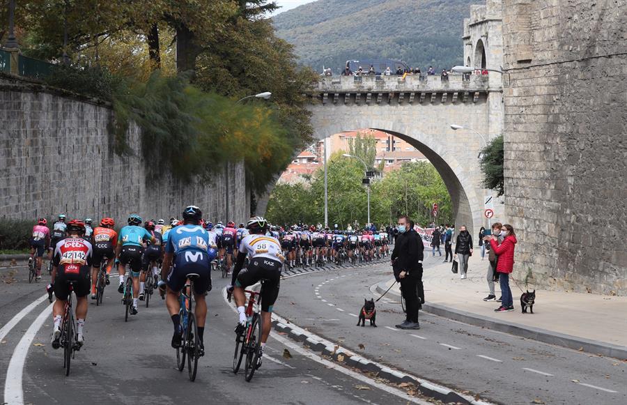 El pelotón a su salida de Pamplona durante la segunda etapa de la Vuelta Ciclista a España con salida en Pamplona y llegada a Lekunberri, de 151,6km de recorrido. (EFE/Kiko Huesca)