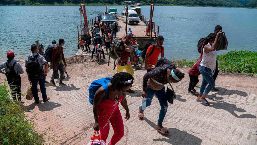 Haitianos saturan albergues y oficinas de migración en el norte de México