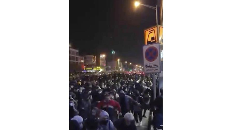 La policía iraní dispara contra manifestantes, según video