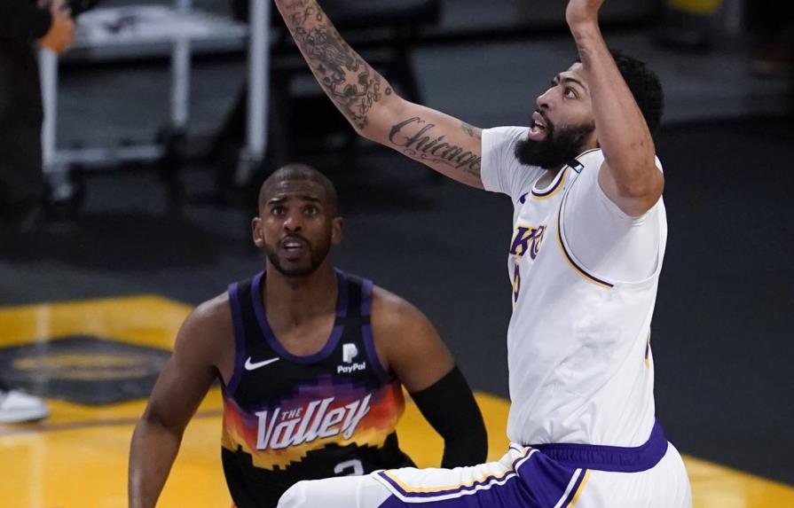 Davis toma el timón, Lakers ganan 123-110 a los Suns