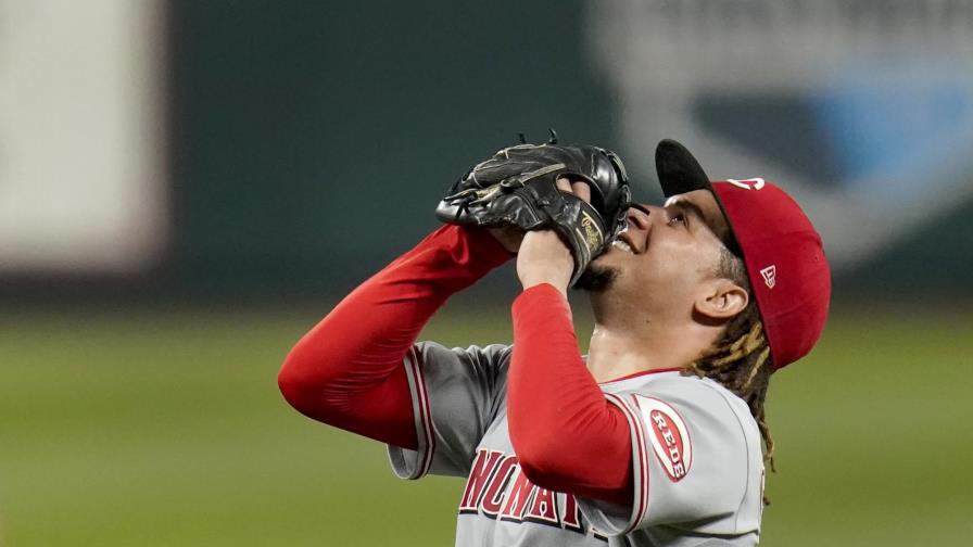 Luis Castillo demuestra que está de vuelta con partido completo de dos hits a los Cardenales