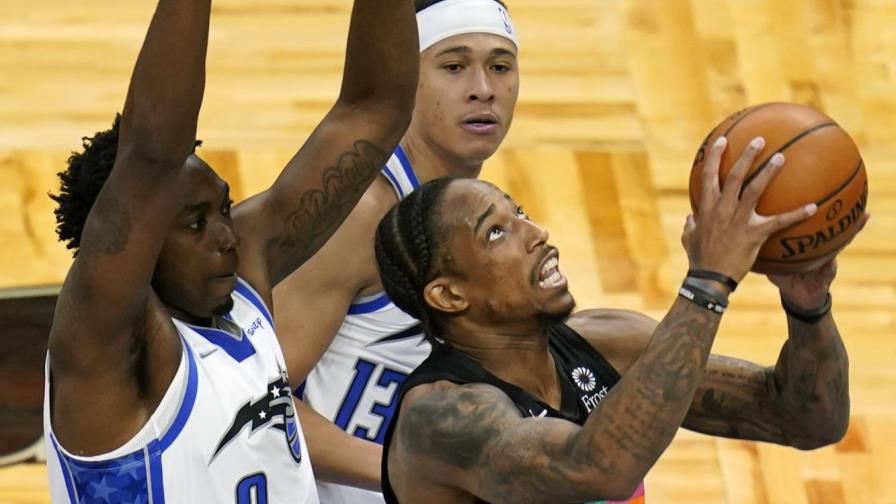 Spurs le pasan encima al Magic, que sigue desinflado