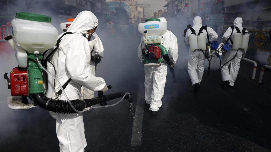 Riad cancela vuelos y países del Golfo luchan contra virus Riad cancela vuelos y países del Golfo luchan contra virus