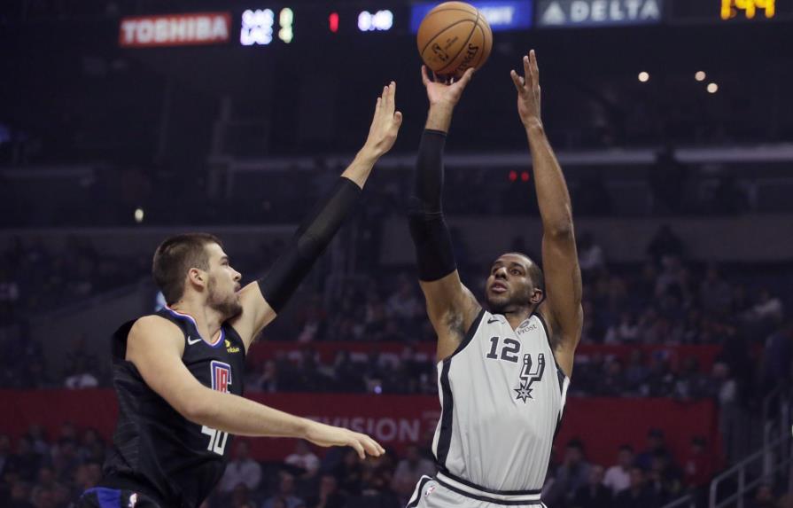 Clippers vence 103-97 a Spurs; Leonard anota 38