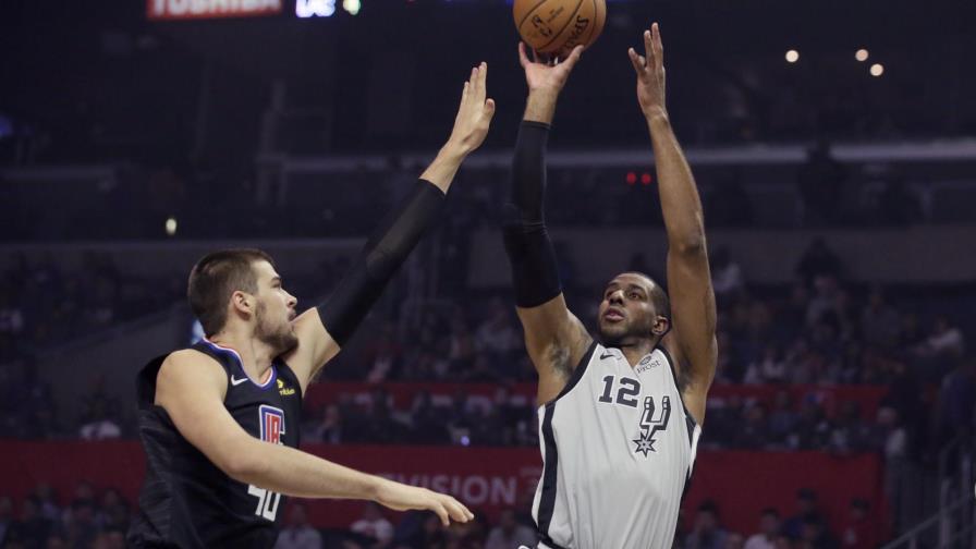 Clippers vence 103-97 a Spurs; Leonard anota 38