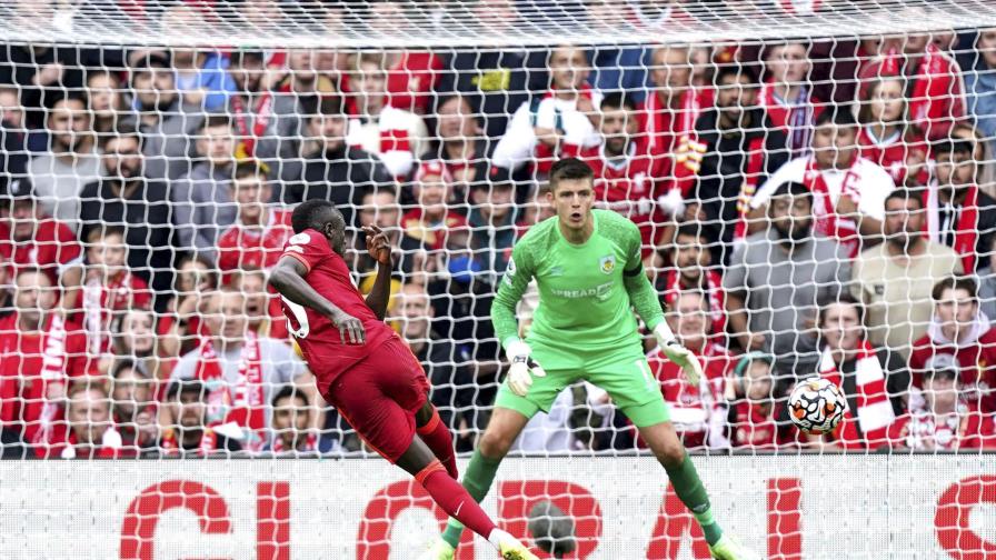 Liverpool vence a Burnley 2-0 ante estadio lleno