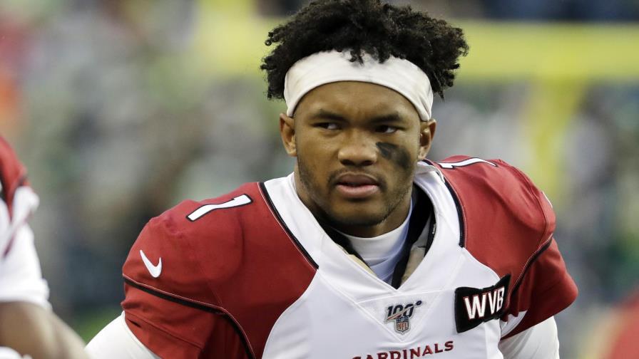 Quarterback Kyler Murray se hincará durante el himno