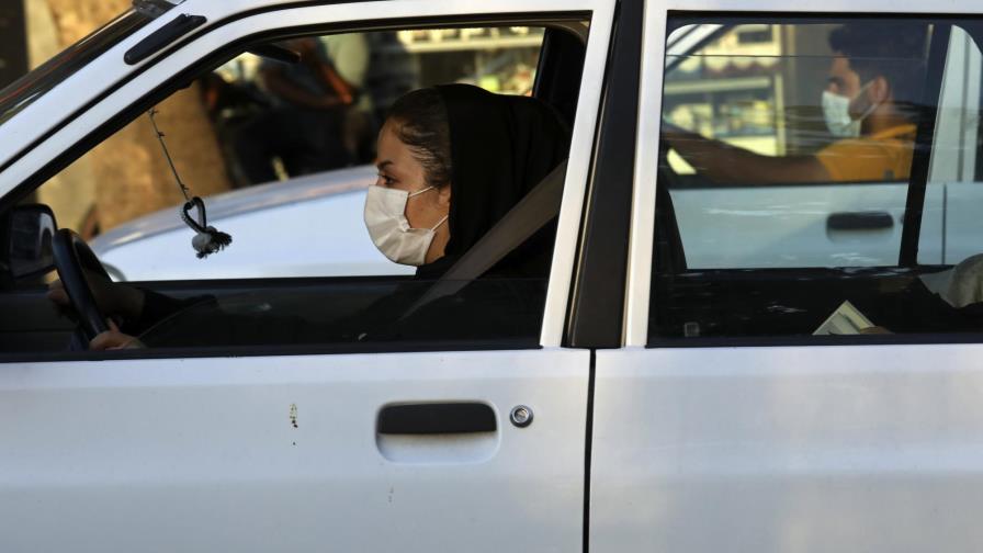 Irán: Descontento por falta de vacunas en pandemia infinita