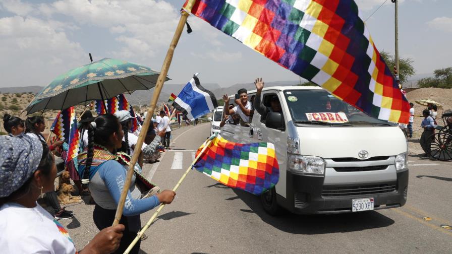 Caravana de Morales avanza tras evadir bloqueos en Bolivia