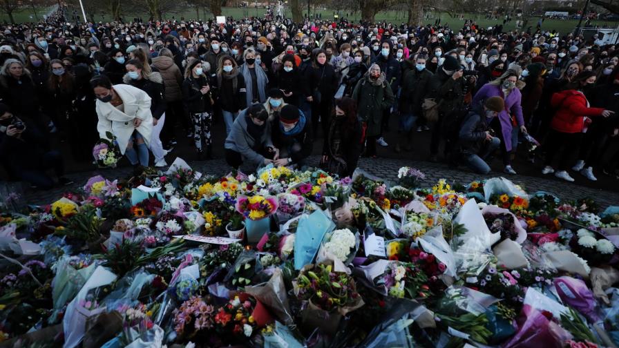 Critican tácticas de policía de Londres en vigilia de mujer