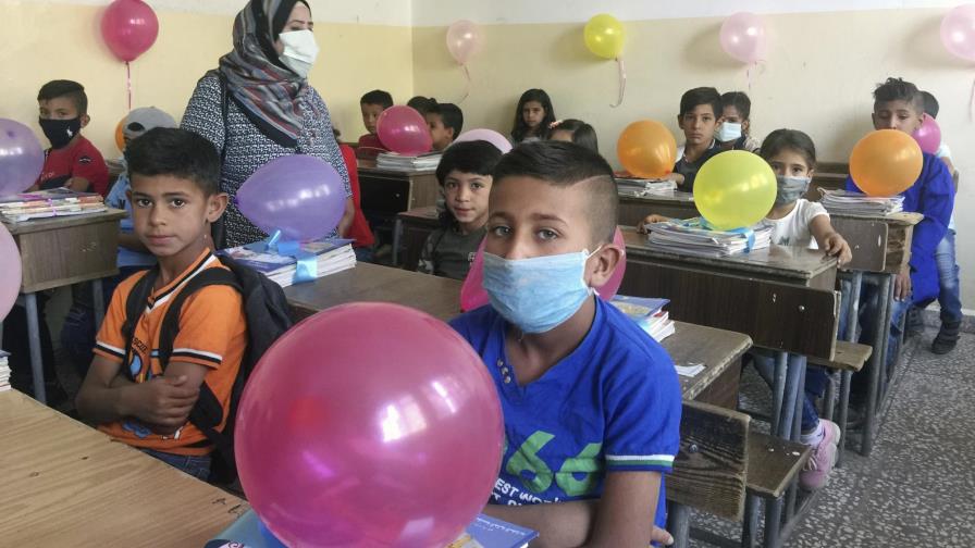 Niños en Siria regresan a clases tras coronavirus