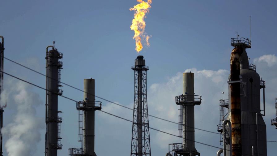 Precios del petróleo caen 25 por temores sobre la demanda Precios del petróleo caen 25 por temores sobre la demanda