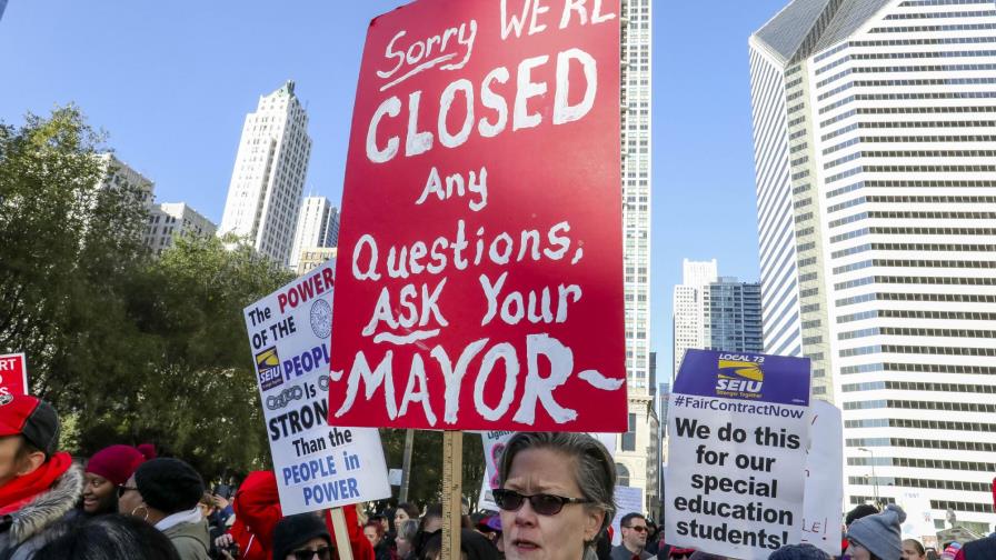 Con maestros en paro, alcaldesa de Chicago enfrenta déficit