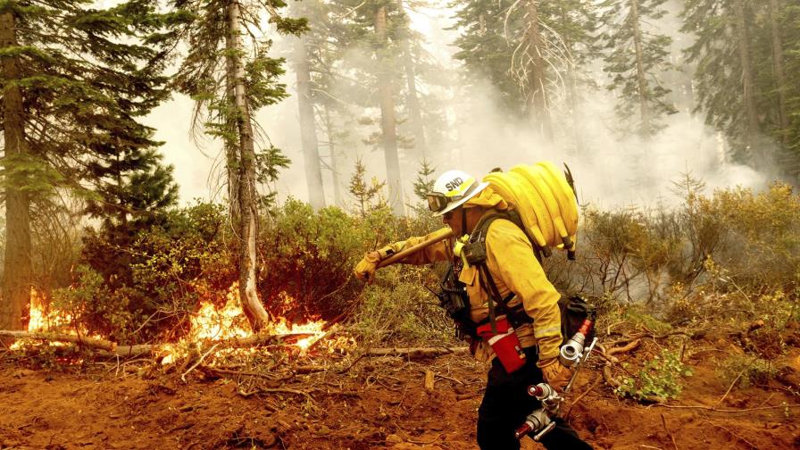 Bomberos salvan de las llamas observatorio en California Bomberos salvan de las llamas observatorio en California