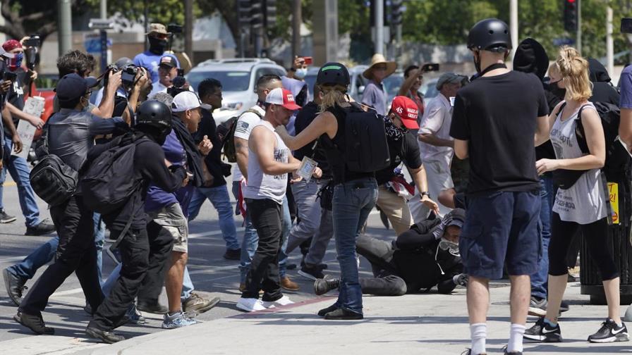 Apuñalan a hombre en protesta antivacuna en Los Ángeles