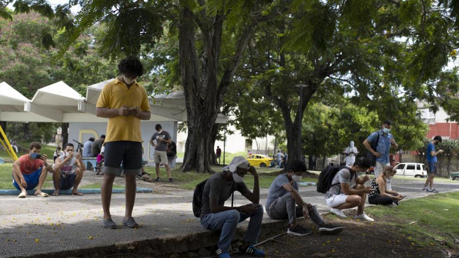 Apagón tecnológico deja a cubanos sin acceso a datos móviles