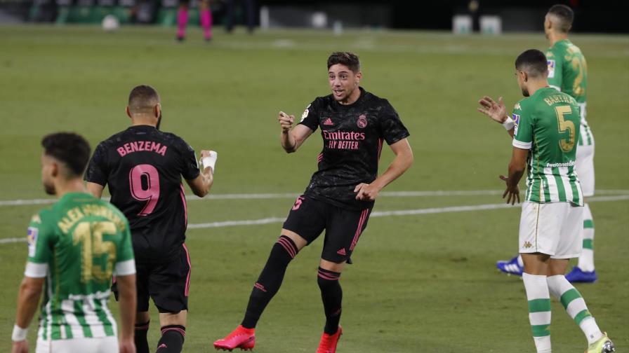 El Madrid se persigna a sus volantes y defensas por el gol