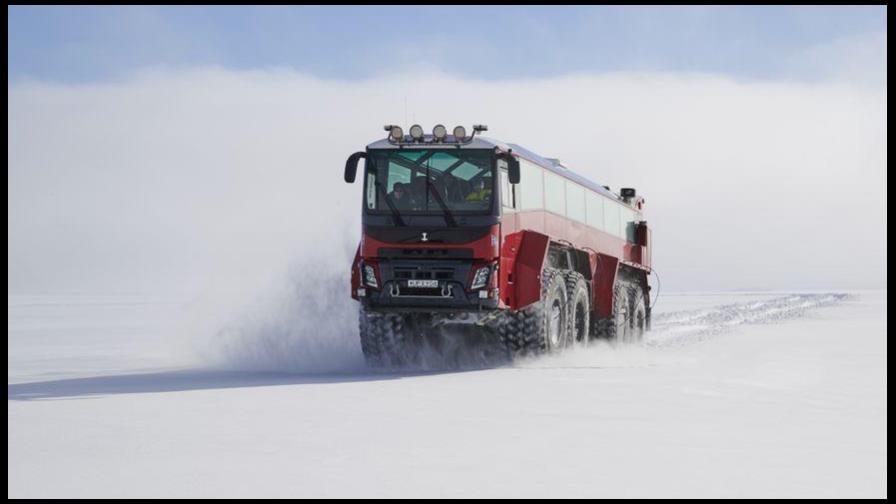 Bus turístico gigante recorre un glaciar amenazado de Islandia