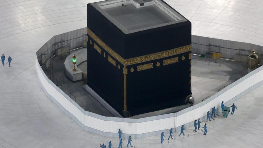 Agua bendita embotellada y piedras esterilizadas para el haj
