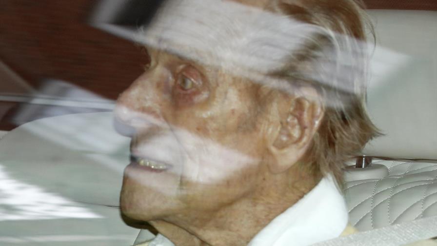 El príncipe Felipe de Inglaterra sale del hospital