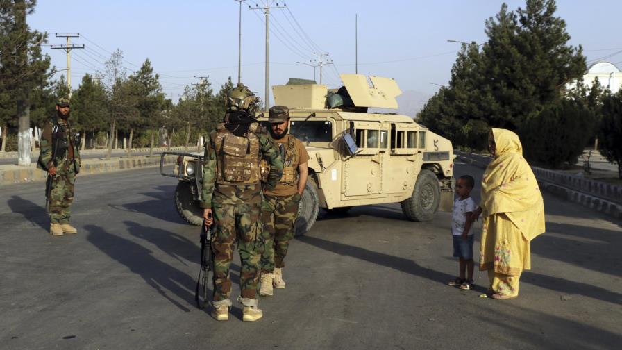 Occidentales abordan primer vuelo comercial desde Kabul