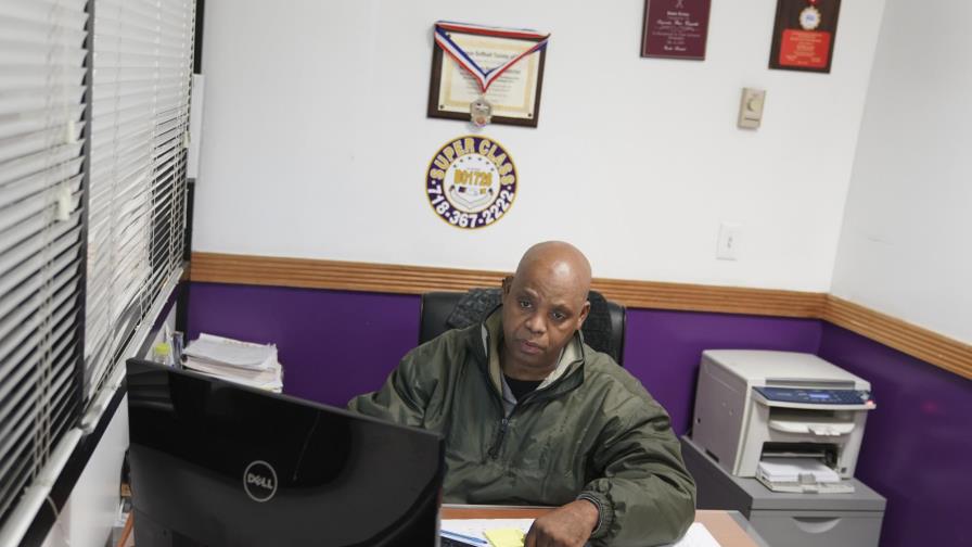 Hispanos de NY sufren enorme reducción en taxis de barrio