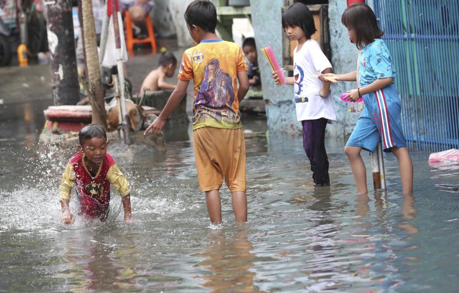Desinfectan capital de Indonesia para prevenir enfermedades