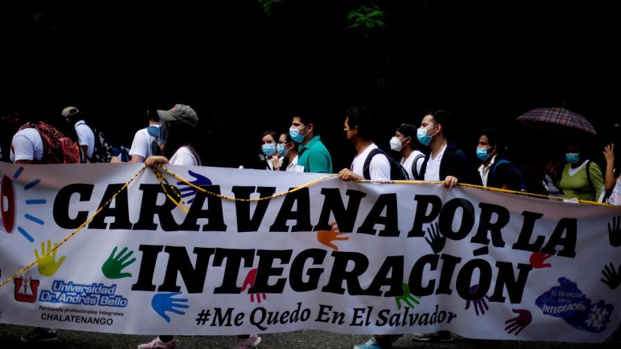 Cientos de salvadoreños invitan a jóvenes a quedarse en el país y no migrar
