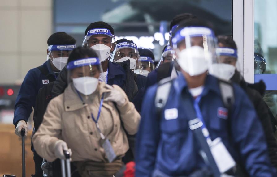 Surcorea rebasa por primera vez 5,000 casos diarios de COVID