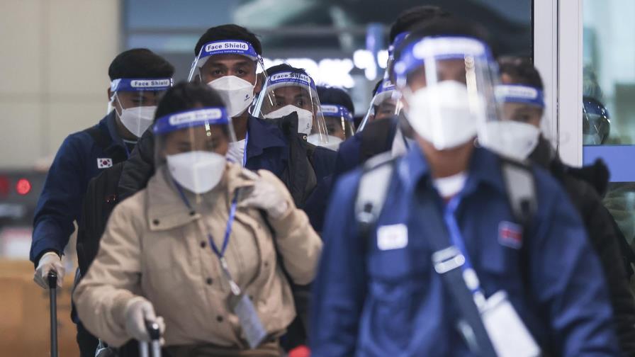 Surcorea rebasa por primera vez 5,000 casos diarios de COVID