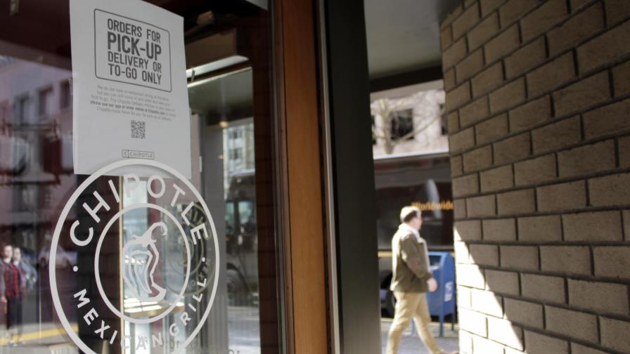 Muchos negocios en EEUU suben salarios: les urgen empleados