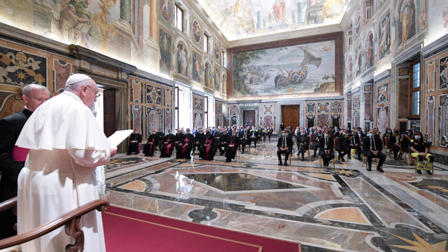 El papa elogia labor de médicos y enfermeras de Lombardía