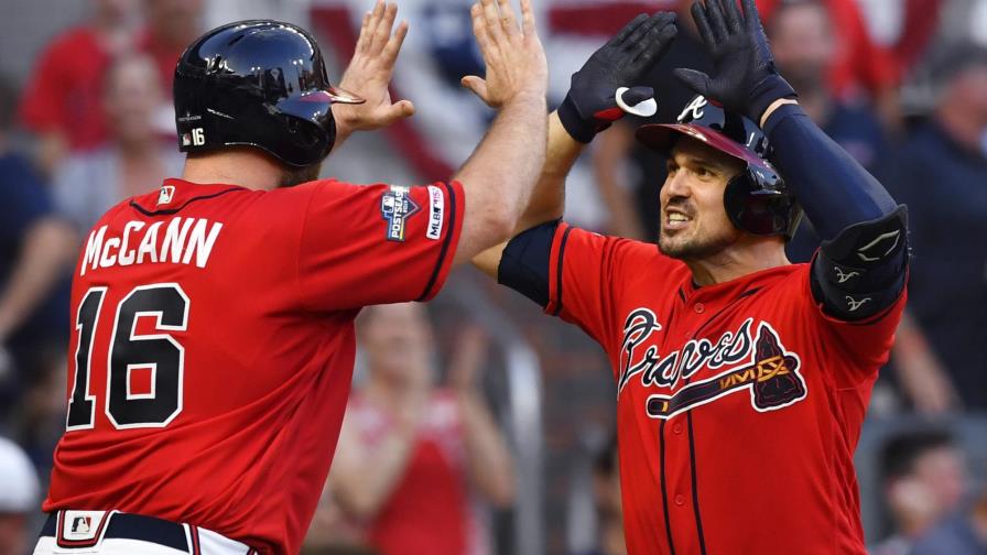 Receptor Brian McCann, de Bravos, se retira tras derrota ante Cardenales