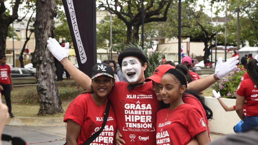 Decenas de personas participan en la XLII Caminata por el Corazón
