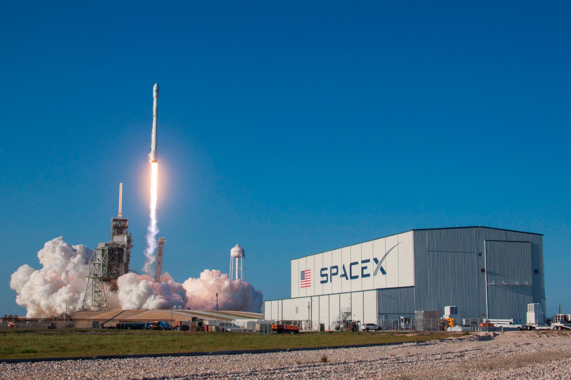SpaceX revive lanzamientos espaciales tripulados desde EEUU