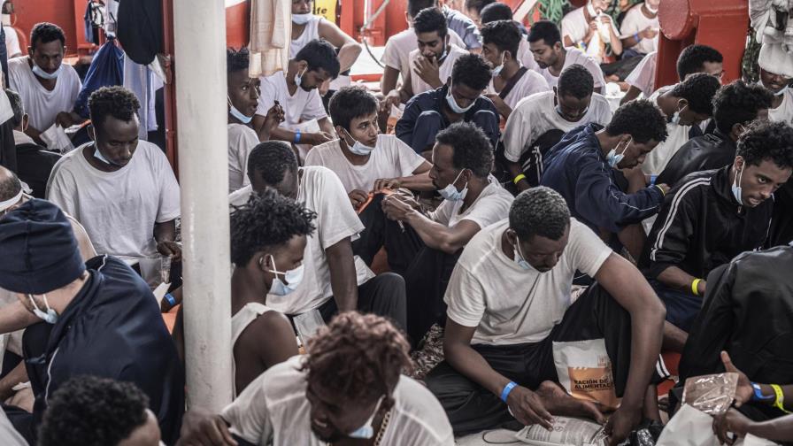 Buque con 572 migrantes pide atracar en puerto mediterráneo