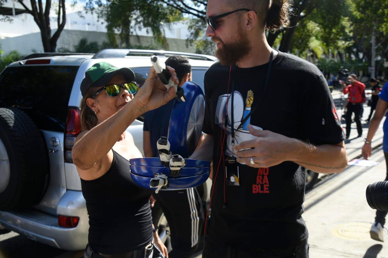 Eduardo Sánchez, representante del movimiento Somos Pueblo entregando sartenes a los manifestantes con el que realizaron el “cacerolazo” en la PUCMM.
