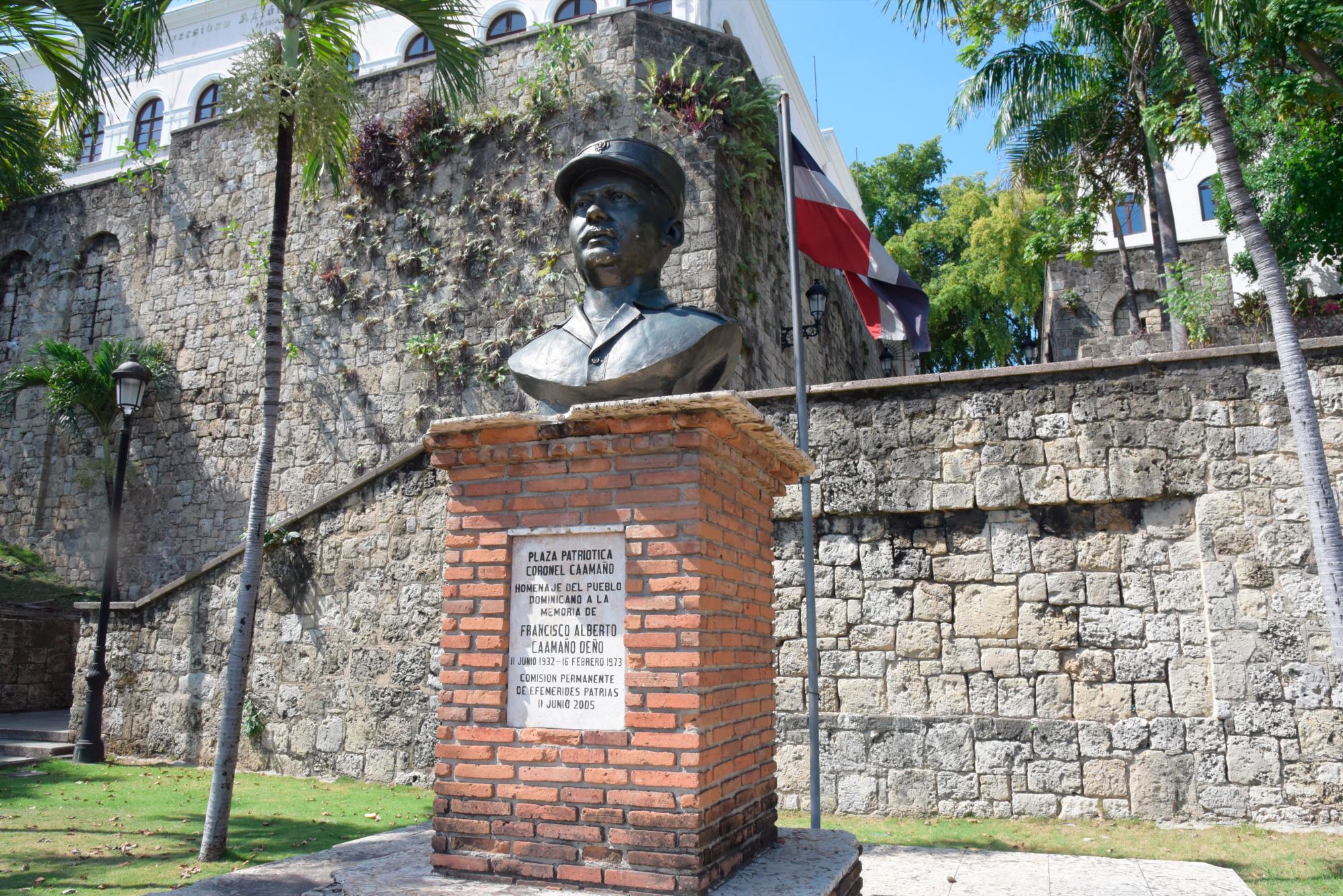 Busto de Caamaño en la avenida que lleva su nombre
