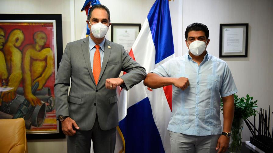 Caasd firma acuerdo con Senasa para ampliar servicios médicos a empleados