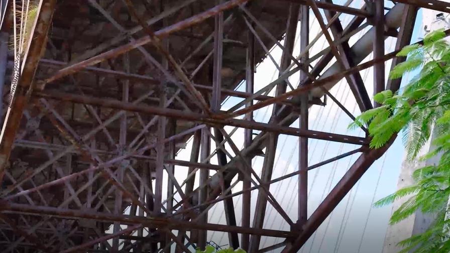 Caasd soluciona avería debajo del Puente de la 17