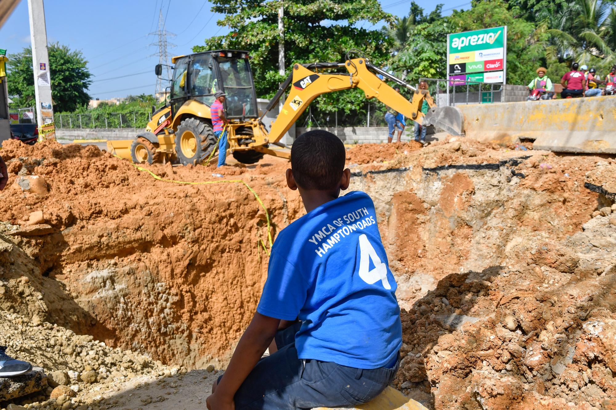 Un niño observa los trabajos.  