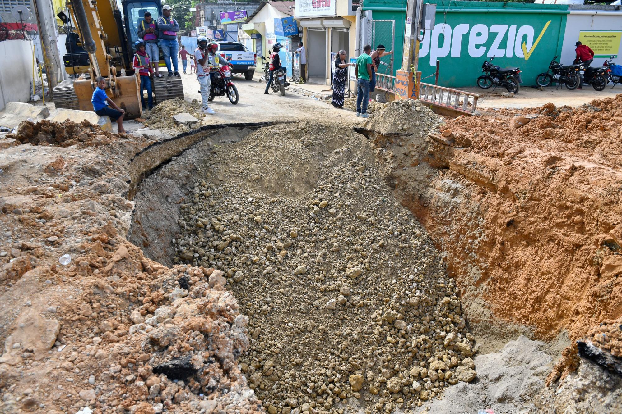 Varios camiones de tierra y gravilla fueron depositados en el lugar.
