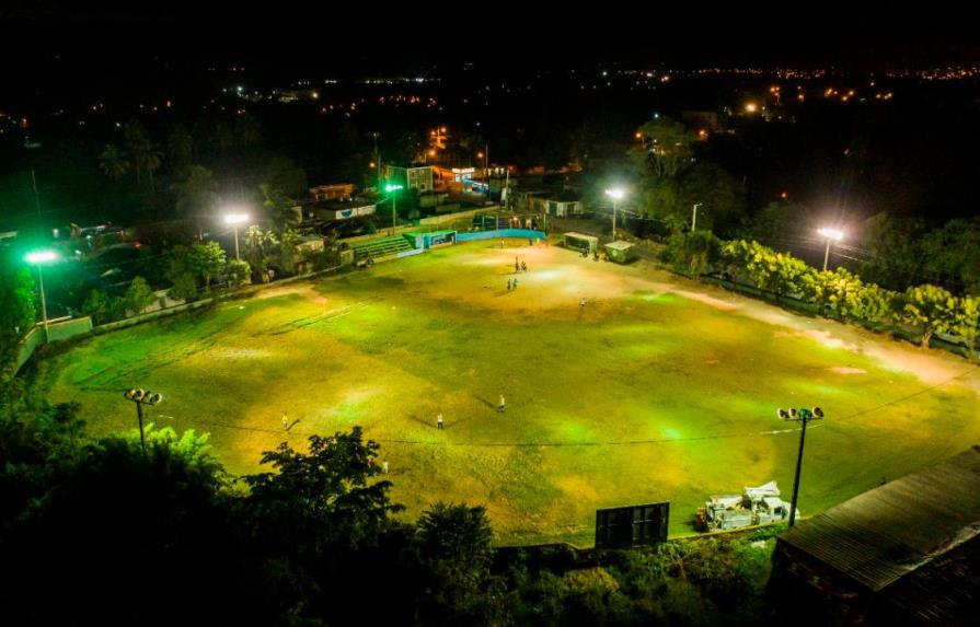 Edesur ilumina y electrifica estadio del municipio de Caballona, Manoguayabo