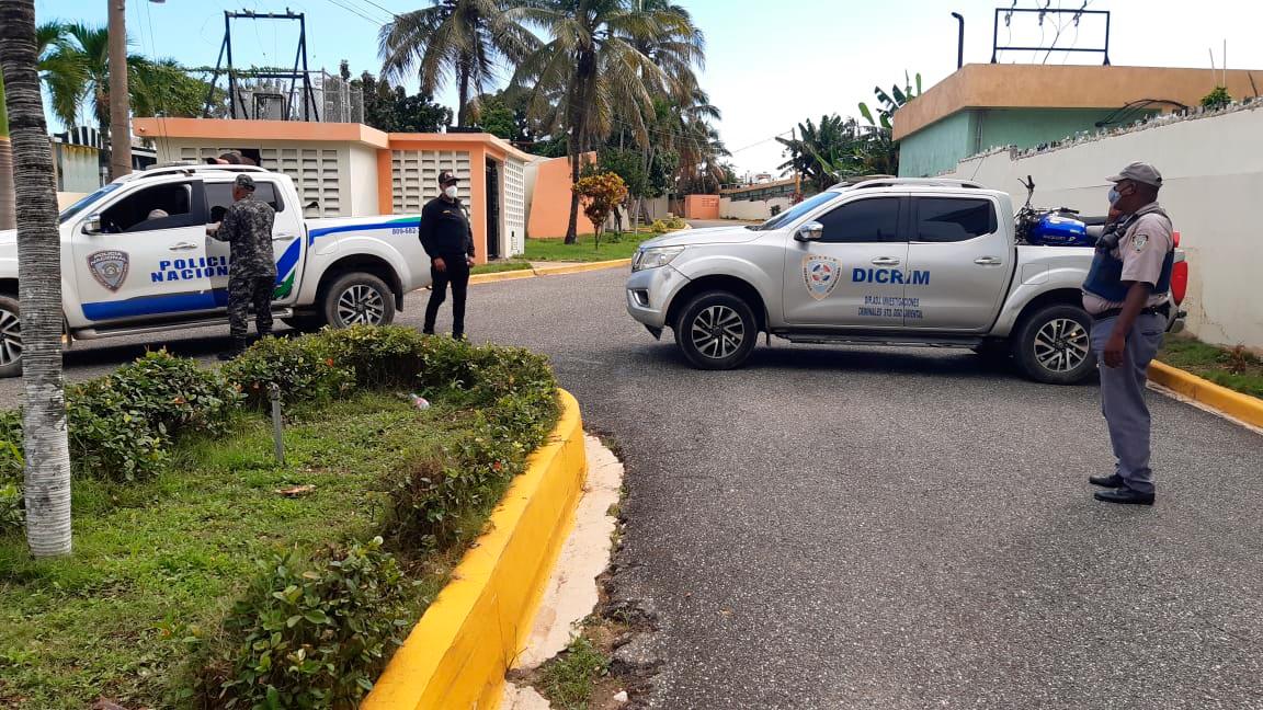 Miembros de la Policía permanecen dentro de la cabaña Presidente de la carretera de San Isidro. 