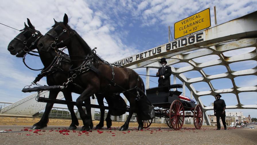 John Lewis cruza el puente de Selma por última vez